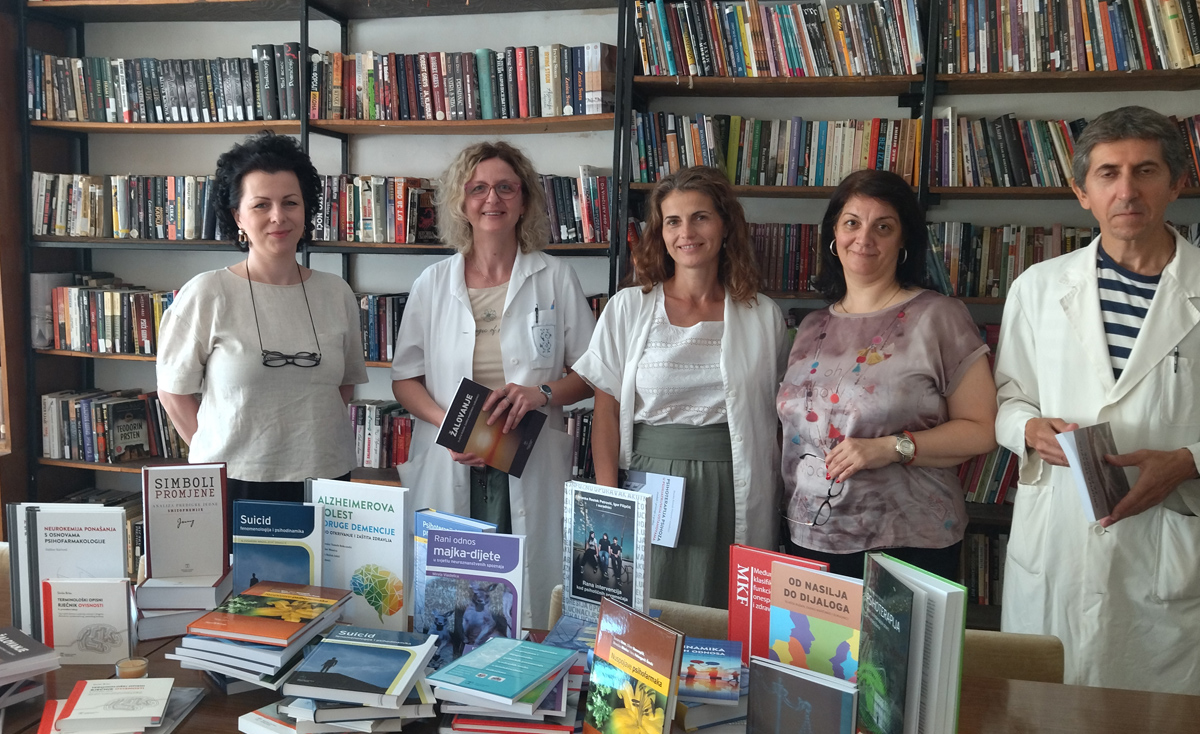 Нова донација књига за болничку библиотеку