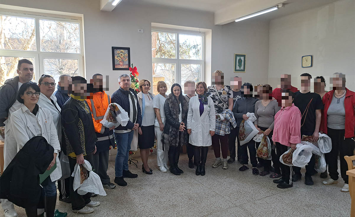 Божићни поклони Лајфлајн Чикага за пацијенте