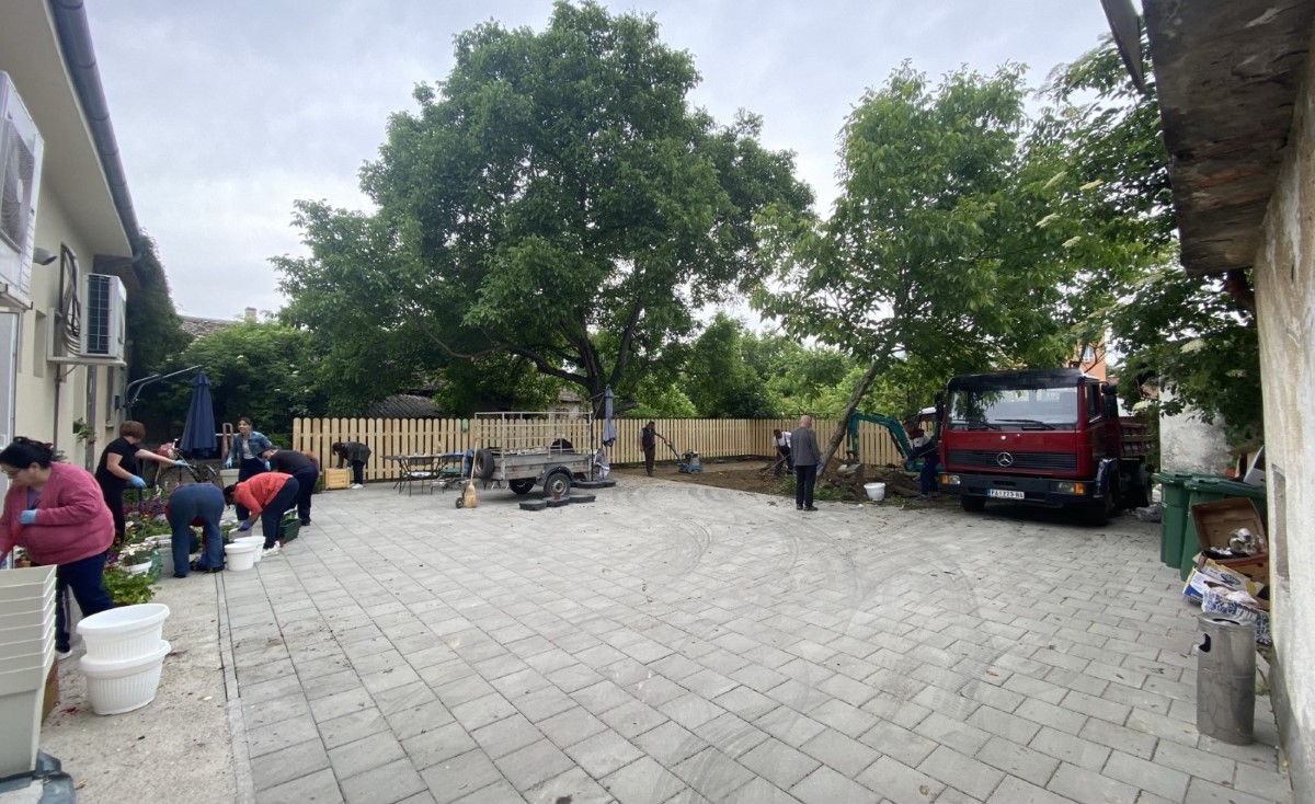 Радна акција за лепши боравак у дворишту ЦЗМЗ